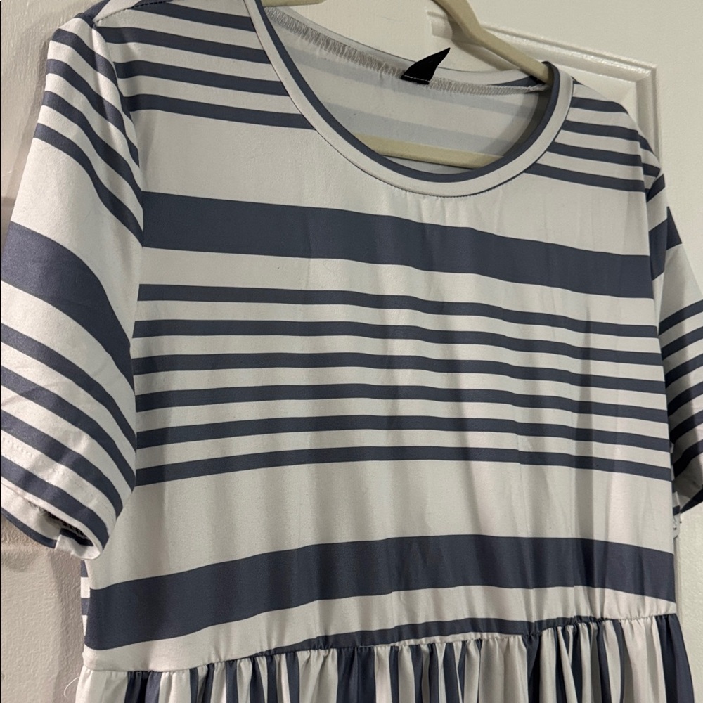 SHEIN Curve 1XL Striped Maxi Dress. - Picture 2 of 4